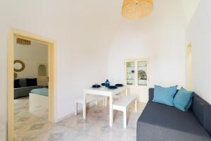 een woonkamer met een tafel en een bank bij BluMarine by Vivimy in Gallipoli
