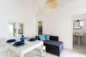een woonkamer met een bank en een tafel bij BluMarine by Vivimy in Gallipoli +23 foto's