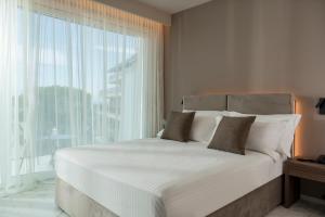 Postel nebo postele na pokoji v ubytování Bolina Suite & Spa + 37 fotografií