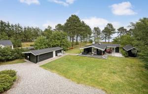 eine Luftaufnahme eines Hauses mit Garten in der Unterkunft Amazing Home In Højslev With Wifi in Højslev