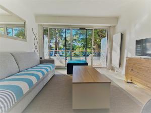 Et tv og/eller underholdning på Le Capitole - Studio Plage Benoit dans résidence face mer