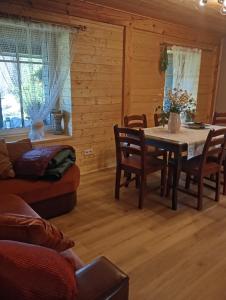 Un comedor con mesa y sillas en Ezerkalnunams, en Talsi