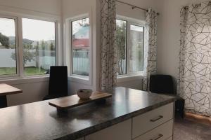 Η κουζίνα ή μικρή κουζίνα στο Boulcott charming 3brm home away from home