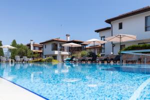 The swimming pool at or close to Villas in Complex Trakiyskiy Bryag