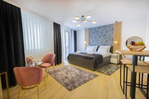 Giường trong phòng chung tại Happy House Old Town Luxury