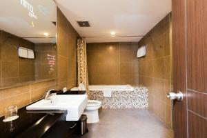 Vannituba majutusasutuses Next Hotel Yogyakarta