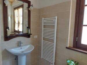 un bagno con lavandino e specchio di Agriturismo Eco-Pescaia a Montepulciano a Montepulciano