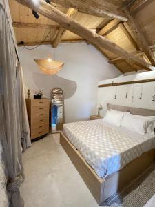 Giường trong phòng chung tại Lithari House Car included