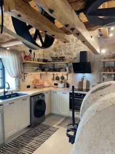 Nhà bếp/bếp nhỏ tại Lithari House Car included