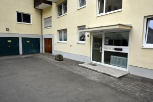 an empty parking lot in front of a building at Ferienwohnung Am Rathaus in Garmisch-Partenkirchen +2 photos