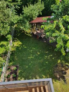 an overhead view of a yard with a bench at Willa Tradycja 2 in Gdańsk
