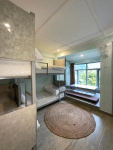 Eevolve Dharamkot - An Eco Hostel客房内的一张或多张床位