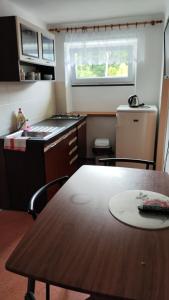 Kuchyňa alebo kuchynka v ubytovaní Apartmány Růže