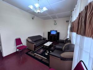 TV a/nebo společenská místnost v ubytování Trinity Guest-Inn + 30 fotografií