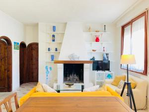 a living room with a yellow couch and a fireplace at Casa Rea in Francavilla al Mare