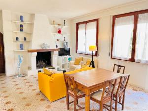 a living room with a table and a yellow couch at Casa Rea in Francavilla al Mare