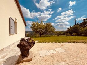 a statue sitting in front of a building at Villa Pallegorie in Monte San Pietro