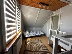 Habitación pequeña con cama en habitación con ventana en 7 Stron Świata, en Augustów