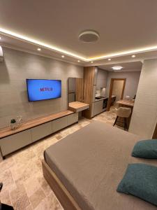 a hotel room with a television and a bed at Casa Calma in Bar