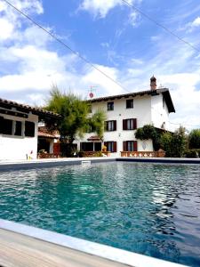 Bazén v ubytování Cascina Bella Relais nebo v jeho okolí