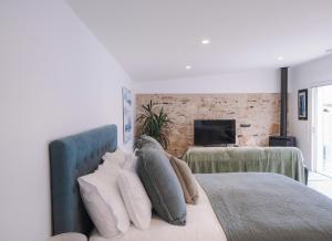 Postel nebo postele na pokoji v ubytování Port Fairy BNB - The Green Suite