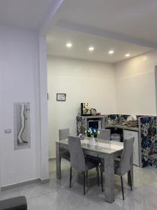una sala da pranzo con tavolo e sedie di Le 3 Sorelle House a Napoli