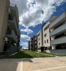una calle vacía frente a dos edificios de apartamentos en Appartamento casa tua, en Oradea