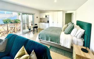 Postel nebo postele na pokoji v ubytování Port Fairy BNB - The Green Suite