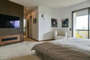 Postel nebo postele na pokoji v ubytování Superbe villa avec piscine intérieure, sauna, jacuzzi et salle de sport + 36 fotografií