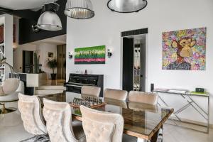 Posezení v ubytování Superbe villa avec piscine intérieure, sauna, jacuzzi et salle de sport