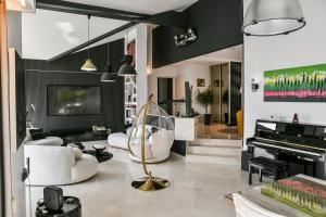 Posezení v ubytování Superbe villa avec piscine intérieure, sauna, jacuzzi et salle de sport
