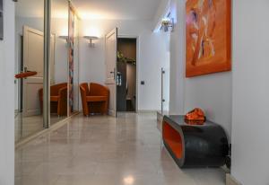 Posezení v ubytování Superbe villa avec piscine intérieure, sauna, jacuzzi et salle de sport