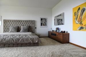 Postel nebo postele na pokoji v ubytování Superbe villa avec piscine intérieure, sauna, jacuzzi et salle de sport