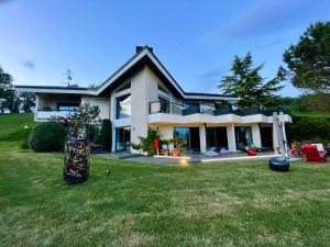 Zahrada ubytování Superbe villa avec piscine intérieure, sauna, jacuzzi et salle de sport