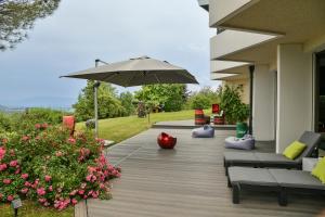 Zahrada ubytování Superbe villa avec piscine intérieure, sauna, jacuzzi et salle de sport