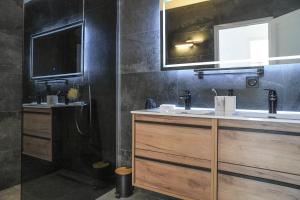 Koupelna v ubytování Superbe villa avec piscine intérieure, sauna, jacuzzi et salle de sport
