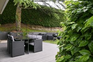 Zahrada ubytování Superbe villa avec piscine intérieure, sauna, jacuzzi et salle de sport