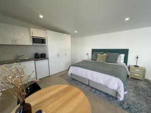 Kuchyň nebo kuchyňský kout v ubytování Port Fairy BNB - The Green Suite