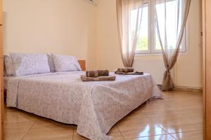 una camera da letto con un letto con due asciugamani sopra di The Olive House a Dhíkella