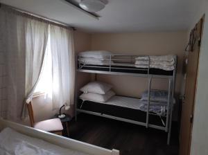 Letto o letti in una camera di Lesní chaty "Hogo Fogo"