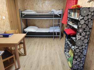 Letto o letti in una camera di Lesní chaty "Hogo Fogo"