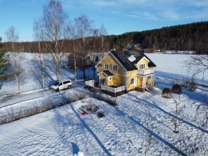 an aerial view of a house in the snow at Ferienhaus Björkebo in Stöllet