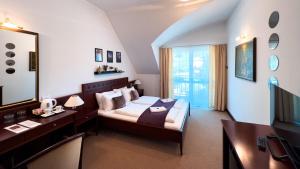 TV a/nebo společenská místnost v ubytování Hotel Tihany Átrium