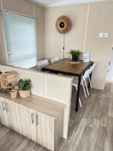 Fotografie z fotogalerie ubytování Chalet 2a op Recreatiepark De Wielen v destinaci Sint Maarten