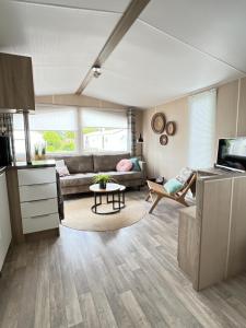 Kuchyň nebo kuchyňský kout v ubytování Chalet 2a op Recreatiepark De Wielen