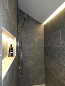 baño con ducha y puerta de cristal en @ Home Hotel Locarno, en Locarno 37 fotos más