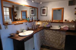 古民家の宿 ふるま家 Furumaya House Gastronomic Farmstay in Deep Kyoto في فوكوتشياما: حمام مع حوض ومرآة