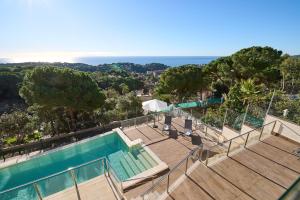 una piscina su una terrazza con vista sull'oceano di Firenze a Lloret de Mar