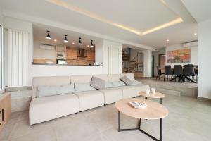 un soggiorno con un divano bianco e un tavolo di Firenze a Lloret de Mar