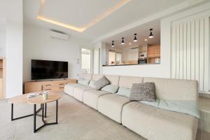 un soggiorno bianco con un divano e un tavolo di Firenze a Lloret de Mar